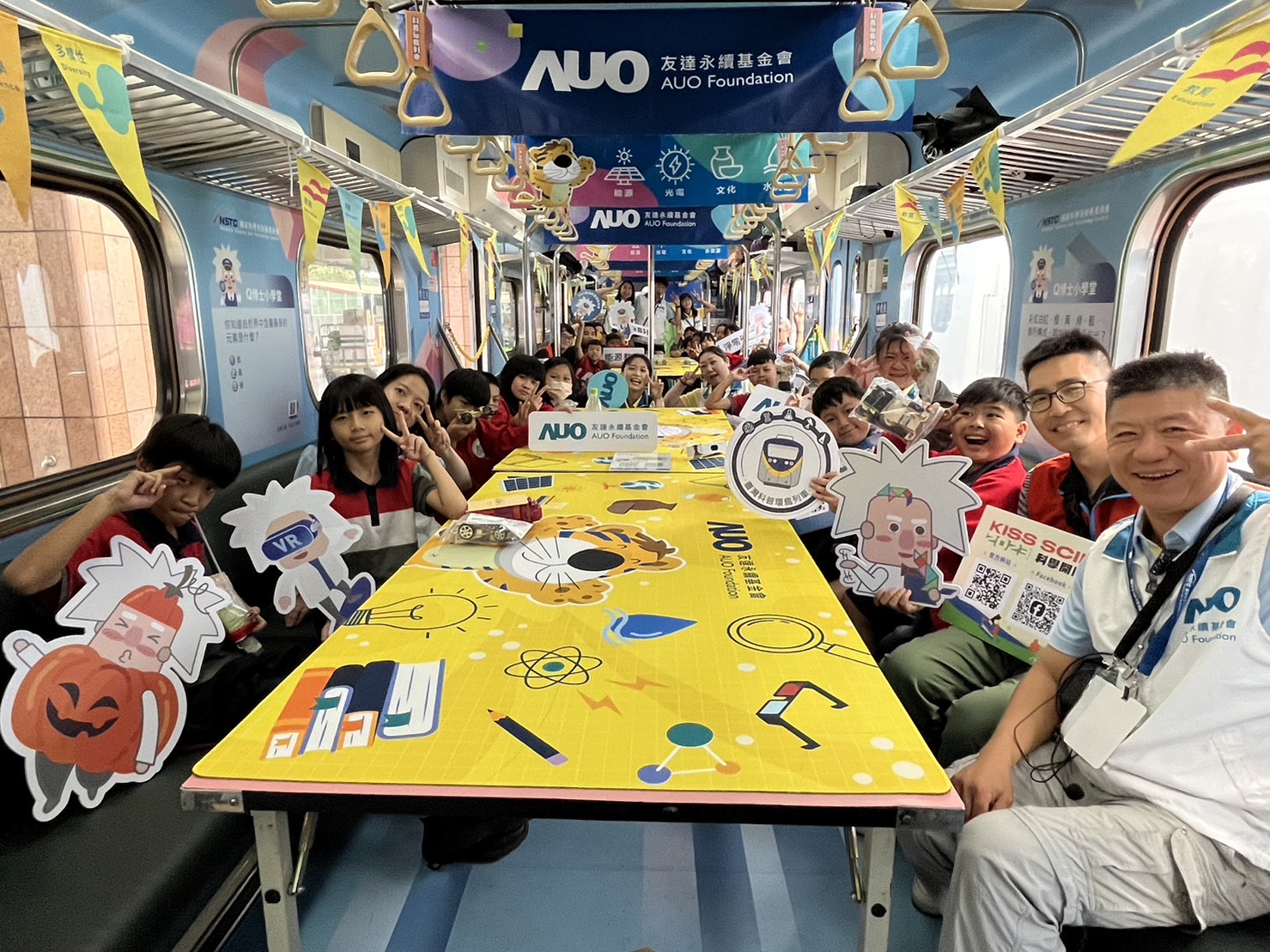 永續基金會參與「臺灣科普環島列車」，設計基礎科學車廂課程，以「淨零碳排和永續能源」為主題，讓學生透過創意實驗認識淨零知識，以及思考生活中的減碳行為