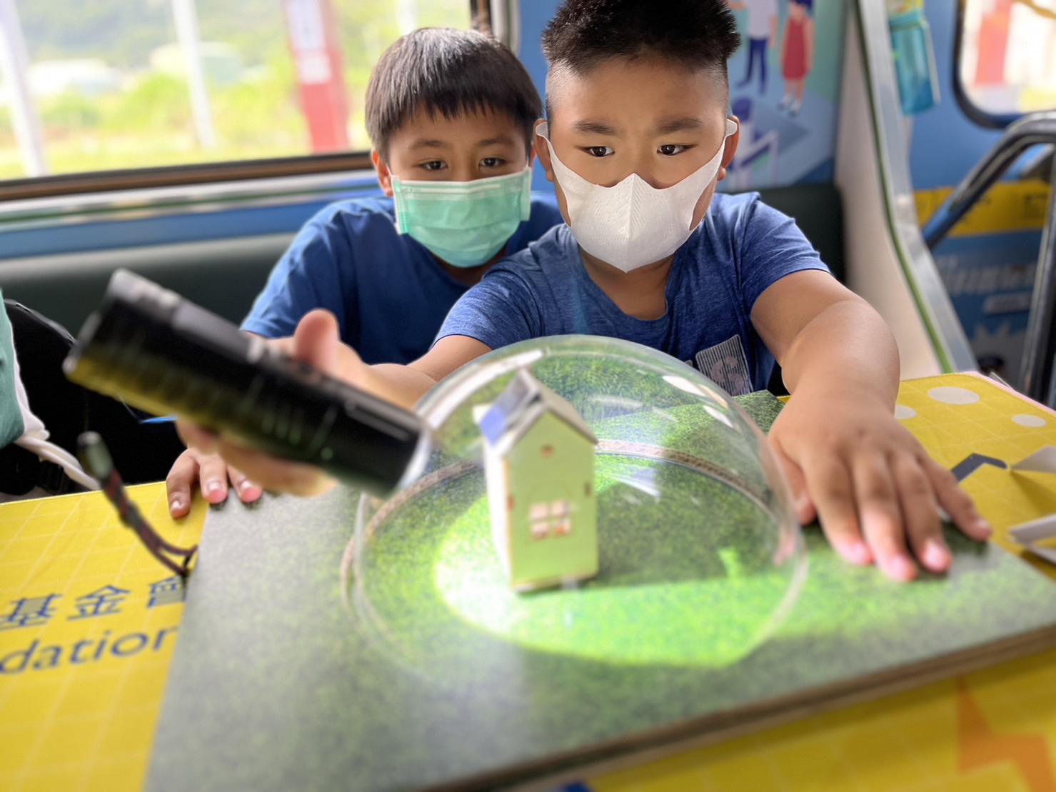 參與基礎科學主題車廂，以STEAM教學精神，設計「逐日科學家」、「太陽能工程師」以及「淨零建築師」三大能源科普課程和實驗